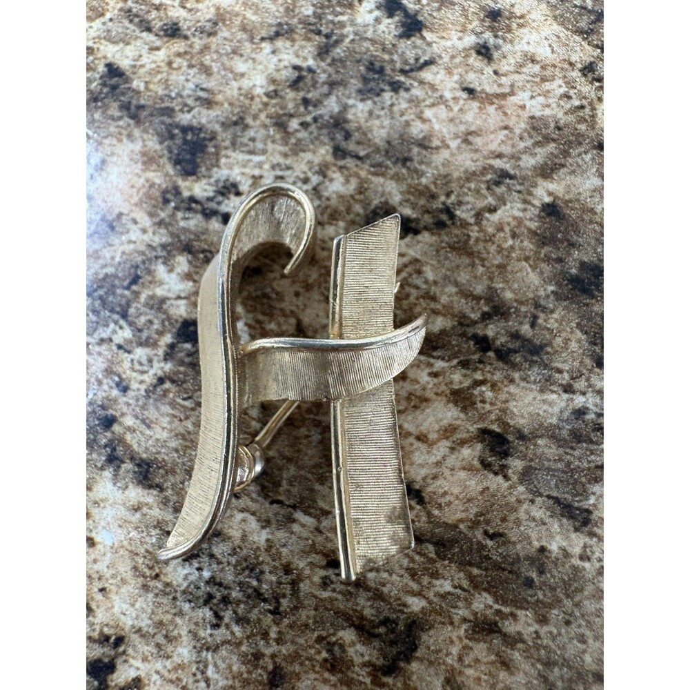 Vintage Trifari Gold Tone Letter H Initial Brooch Pin Brushed Finish Mid Century